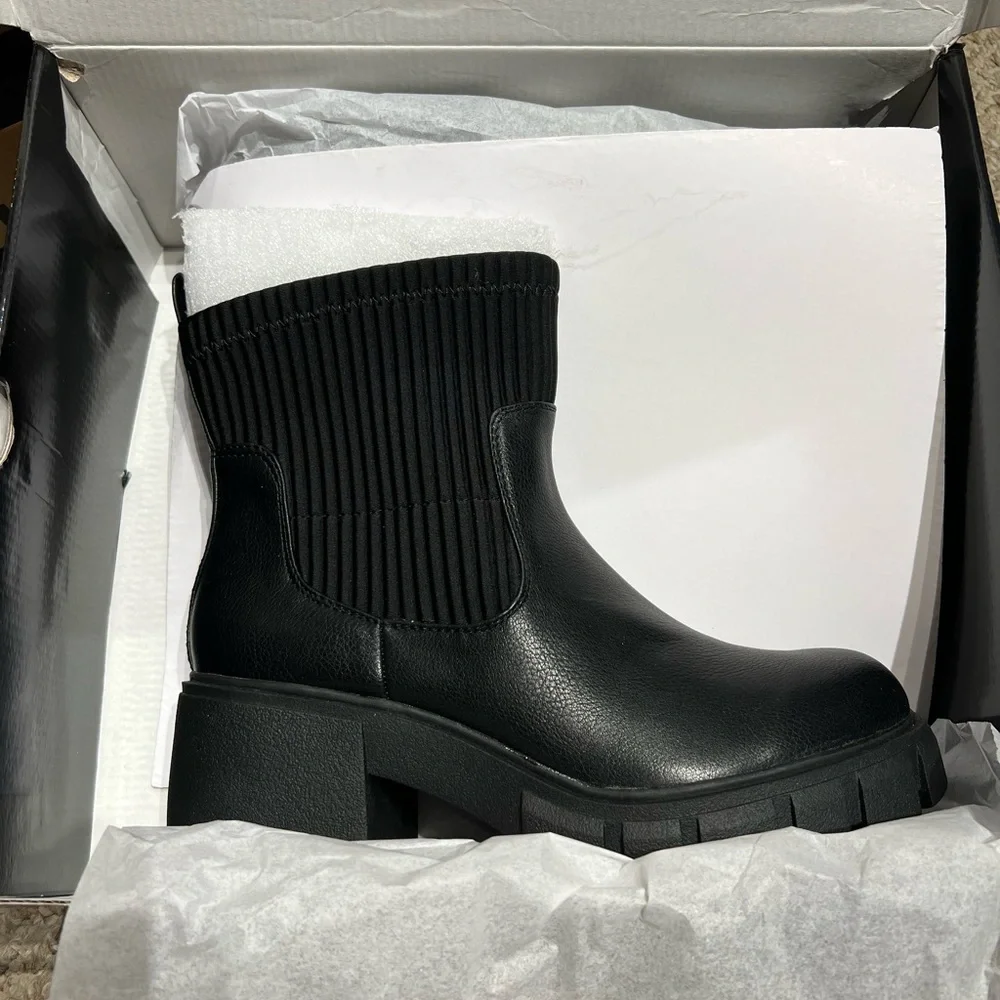 NEW TORRID FAUX LEATHER CHELSEA BOOTIE - Picture 5 of 5